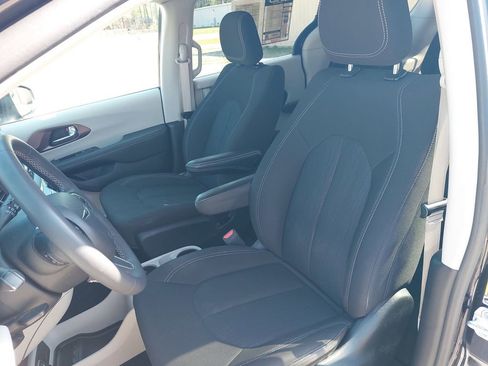 Used 2023 Chrysler Voyager LX FWD image 12