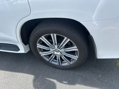 Used 2017 Lexus LX 570 4WD w/ Luxury Package image 15