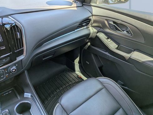 Used 2023 Chevrolet Traverse Premier FWD image 17