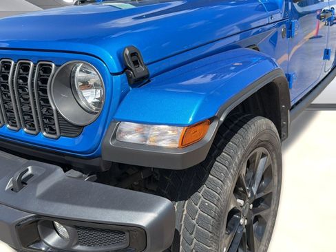 Used 2025 Jeep Gladiator Sport AWD/4WD image 11