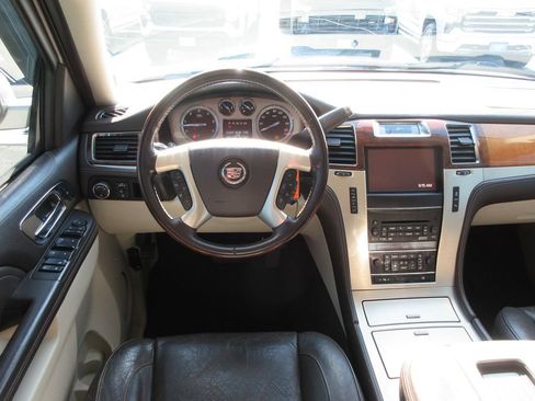 Used 2013 Cadillac Escalade Platinum AWD/4WD image 16