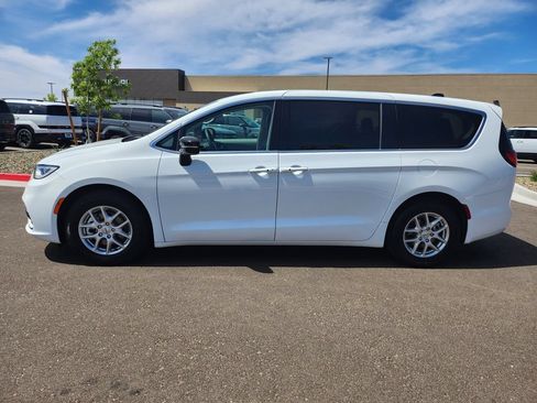 Used 2024 Chrysler Pacifica Touring-L FWD image 9