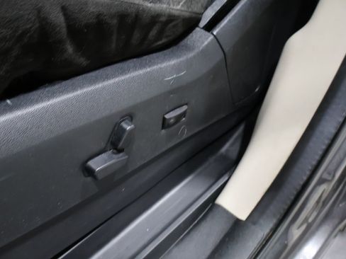 Used 2016 Dodge Grand Caravan SXT image 11