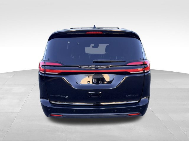 Used 2025 Chrysler Pacifica Limited FWD image 6