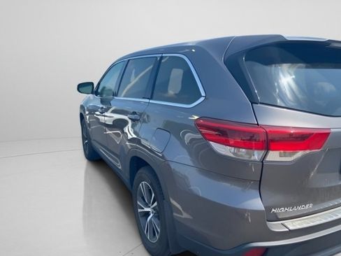 Used 2019 Toyota Highlander LE FWD image 14