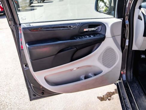 Used 2016 Dodge Grand Caravan SXT w/ Rear Park Assist Package image 9