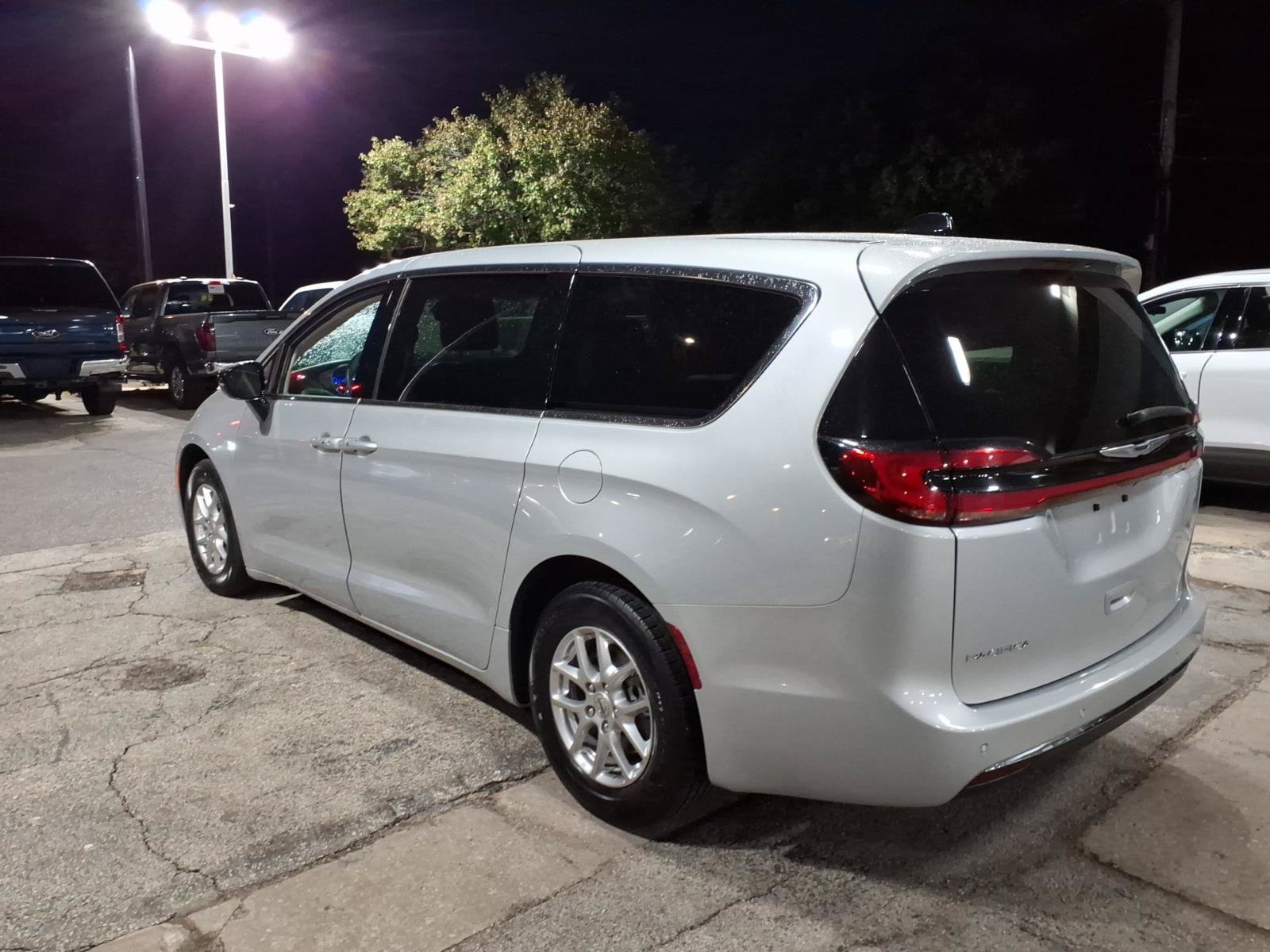 Used 2024 Chrysler Pacifica Touring-L FWD image 5