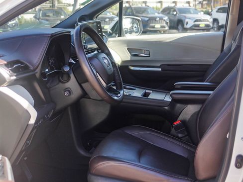 Used 2021 Toyota Sienna Platinum image 17