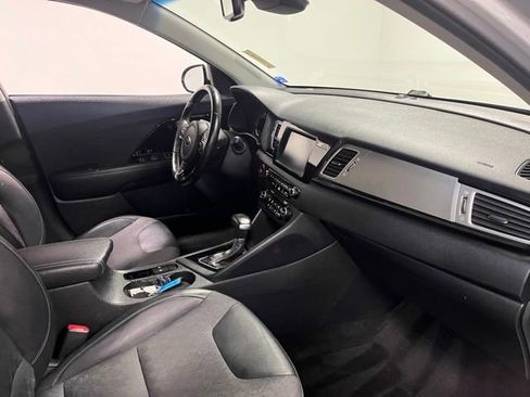 Used 2018 Kia Niro EX image 11