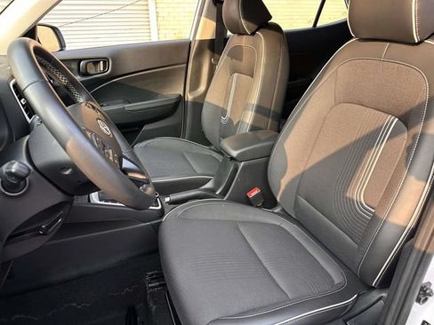 Used 2025 Hyundai Venue Limited FWD image 18