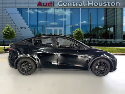 Used 2022 Tesla Model Y Long Range image 8