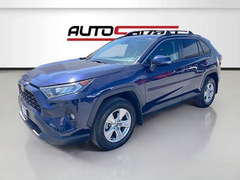 Used 2021 Toyota RAV4 XLE w/ Convenience Package FWD image 3