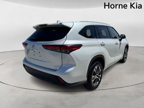 Used 2022 Toyota Highlander XLE FWD image 4