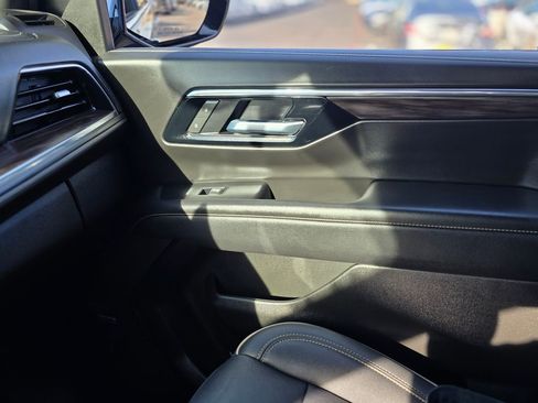 Used 2025 Chevrolet Suburban Premier RWD image 27