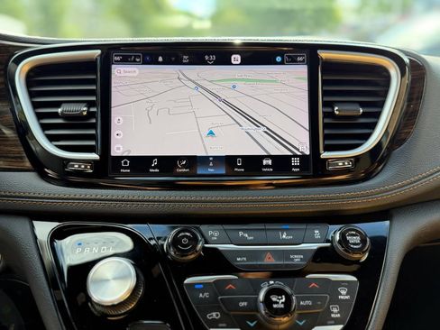 Used 2023 Chrysler Pacifica Pinnacle FWD image 7