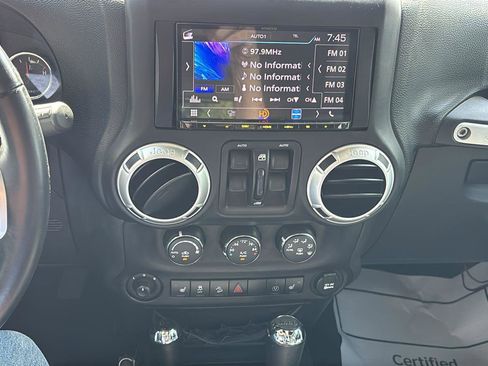 Used 2017 Jeep Wrangler Unlimited Rubicon AWD/4WD image 32