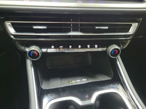 Used 2025 Chevrolet Traverse LT FWD image 21