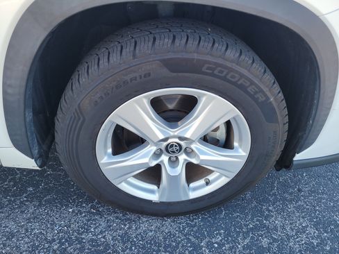Used 2022 Toyota Highlander LE FWD image 9