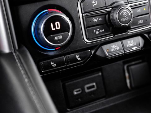 Used 2022 Chevrolet Suburban LT image 20