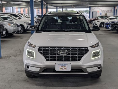 Used 2022 Hyundai Venue Limited image 2