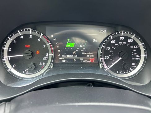 Used 2024 Toyota Highlander XLE image 9