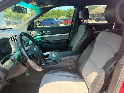 Used 2017 Ford Explorer XLT w/ Equipment Group 202A FWD image 5