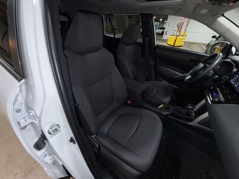 Used 2023 Toyota Corolla Cross LE w/ Moonroof Package AWD/4WD image 16