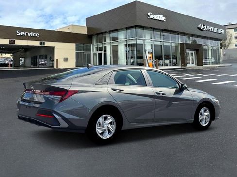 New 2026 Hyundai Elantra SE FWD image 8
