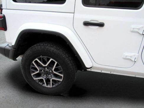 Used 2024 Jeep Wrangler Unlimited Sahara image 35