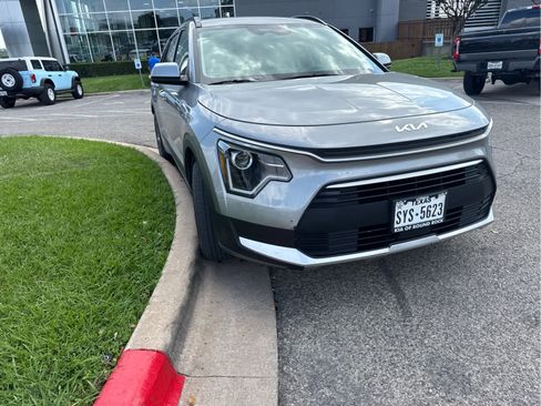 Used 2023 Kia Niro EX image 3