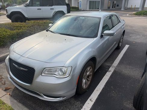 Used 2023 Chrysler 300 Touring RWD image 2