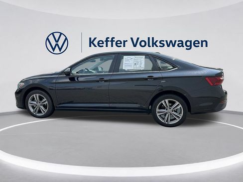 Used 2024 Volkswagen Jetta SE FWD image 2