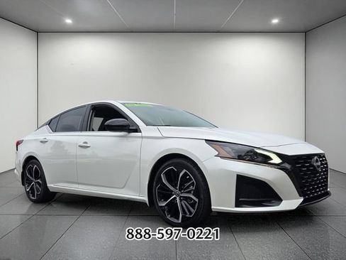 Used 2023 Nissan Altima 2.5 SR w/ SR Premium Package FWD image 7