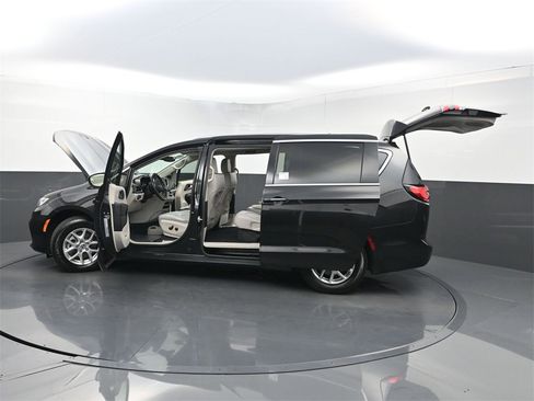 Used 2021 Chrysler Pacifica Touring-L image 39
