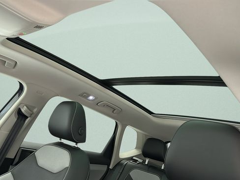 Used 2022 Volkswagen Taos SEL w/ Panoramic Sunroof Package AWD/4WD image 16