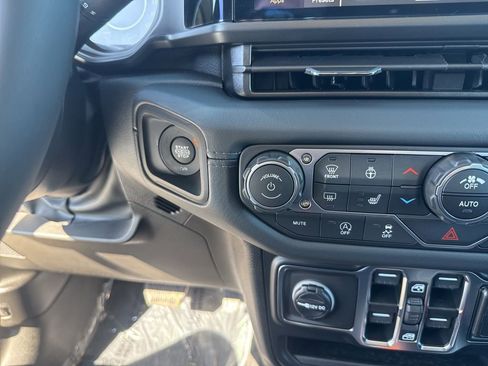 Certified 2025 Jeep Gladiator Sport image 15