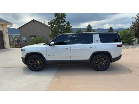 Used 2025 Rivian R1S Premium AWD/4WD image 4