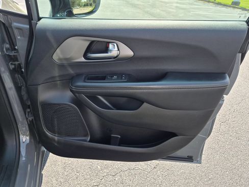Used 2025 Chrysler Pacifica Select FWD image 32