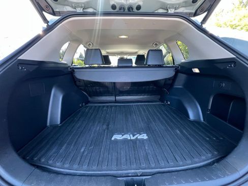 Used 2022 Toyota RAV4 XLE Premium AWD/4WD image 7