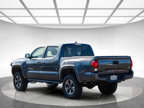 Used 2019 Toyota Tacoma TRD Sport w/ Technology Package image 2