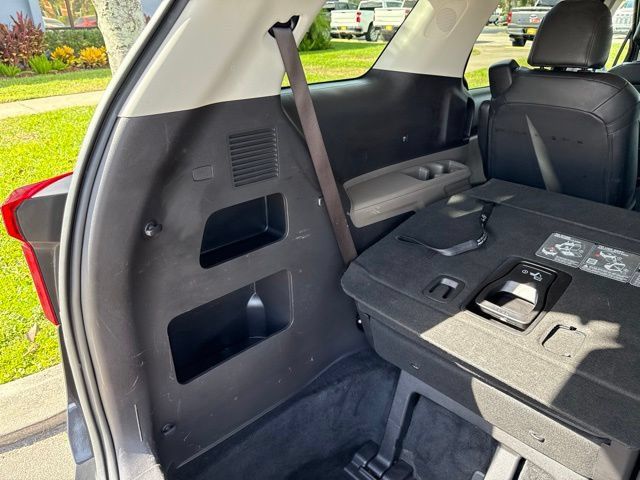Used 2025 Kia Carnival FWD image 23
