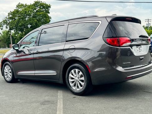 Used 2017 Chrysler Pacifica Touring-L FWD image 5