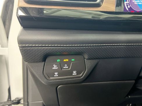 Used 2024 Volkswagen Atlas SE image 17