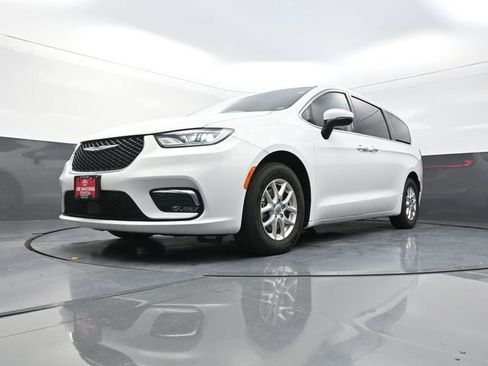 Used 2023 Chrysler Pacifica Touring-L FWD image 27