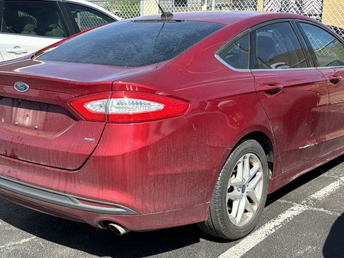 Used 2015 Ford Fusion SE image 2