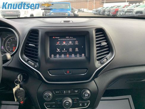 Used 2019 Jeep Cherokee Latitude w/ Cold Weather Group image 21