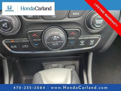 Used 2018 Jeep Cherokee Latitude Plus w/ Comfort/Convenience Group FWD image 9