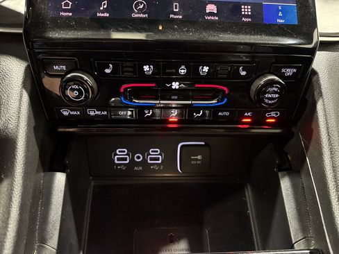 Used 2024 Jeep Grand Cherokee Limited w/ Luxury Tech Group II AWD/4WD image 34
