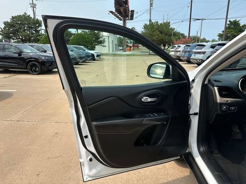 Used 2015 Jeep Cherokee Limited AWD/4WD image 10