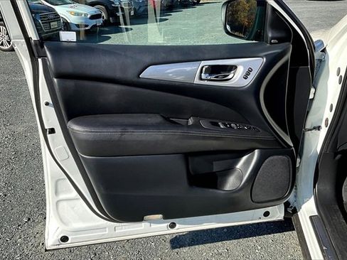 Used 2018 Nissan Pathfinder SL image 9
